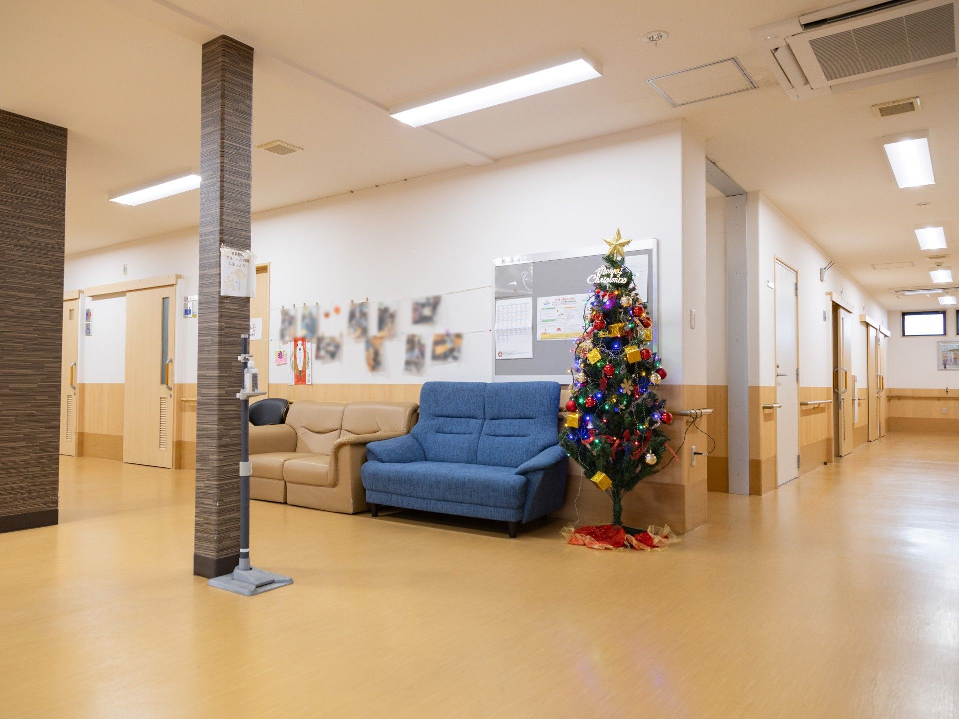 クリスマスツリーのある廊下