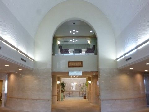 「介護付有料老人ホームひまわり生駒苑」館内の風景。ハイクオリティーの空間によって、感性が研ぎ澄まされる感覚をぜひ味わってください。