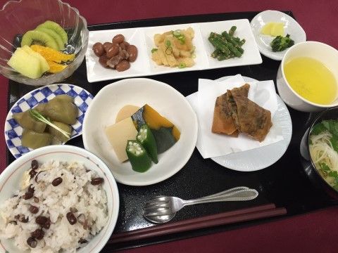 「介護付有料老人ホームひまわり生駒苑」お食事の風景。