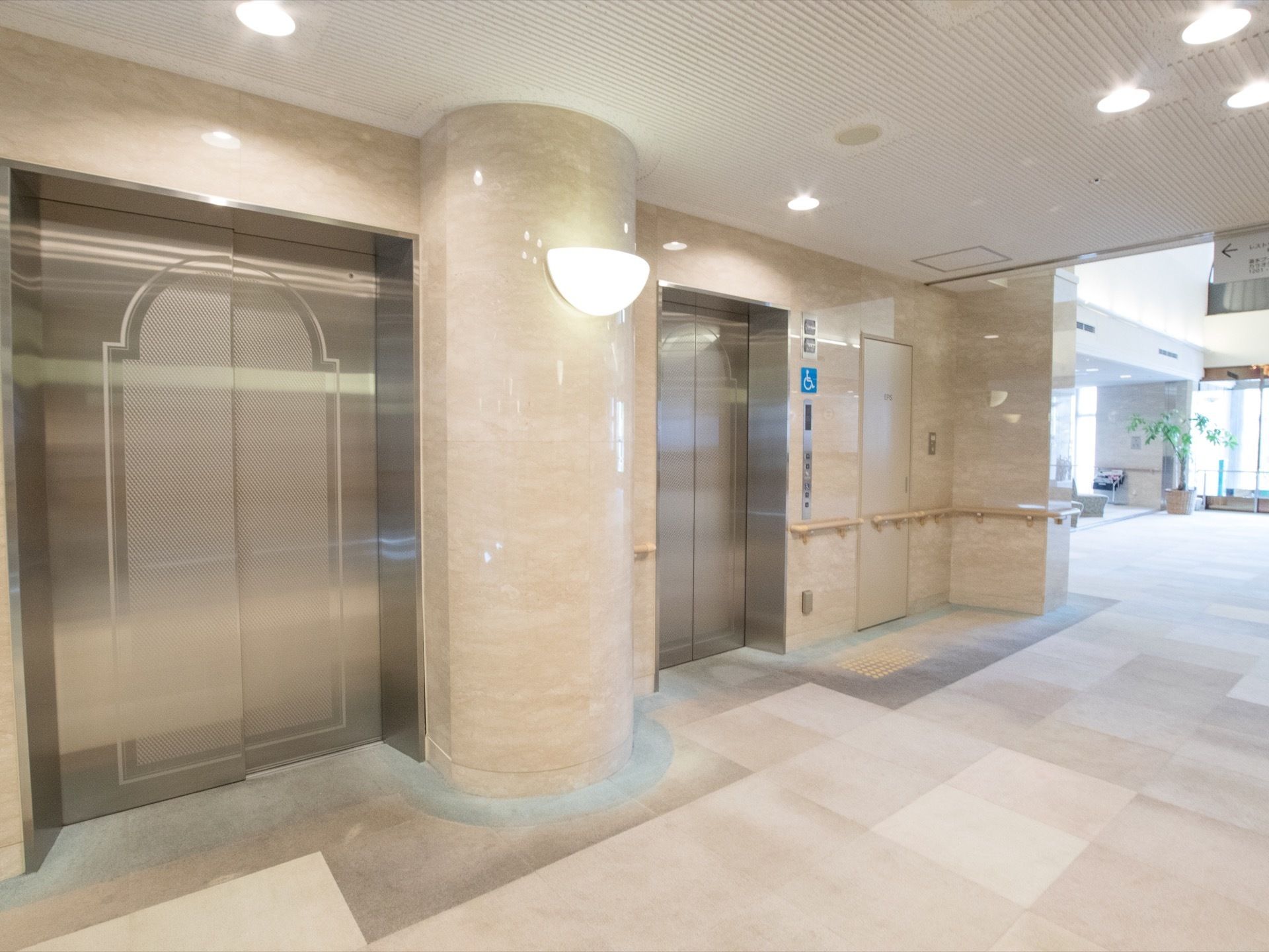 右側にあるエレベーターの出入口には車椅子専用の表示板が設置されており、青色のプレートで速やかに確認することができる。