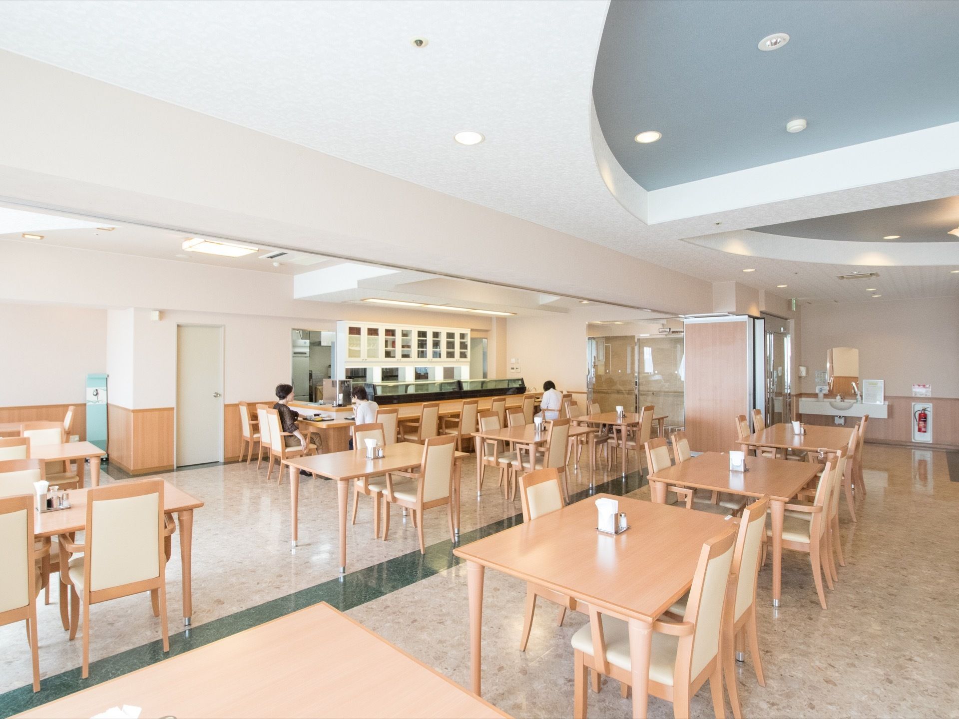 食堂の奥にはカウンターキッチンが設置されており、入居者様は食事をしながらスタッフと会話することができる。