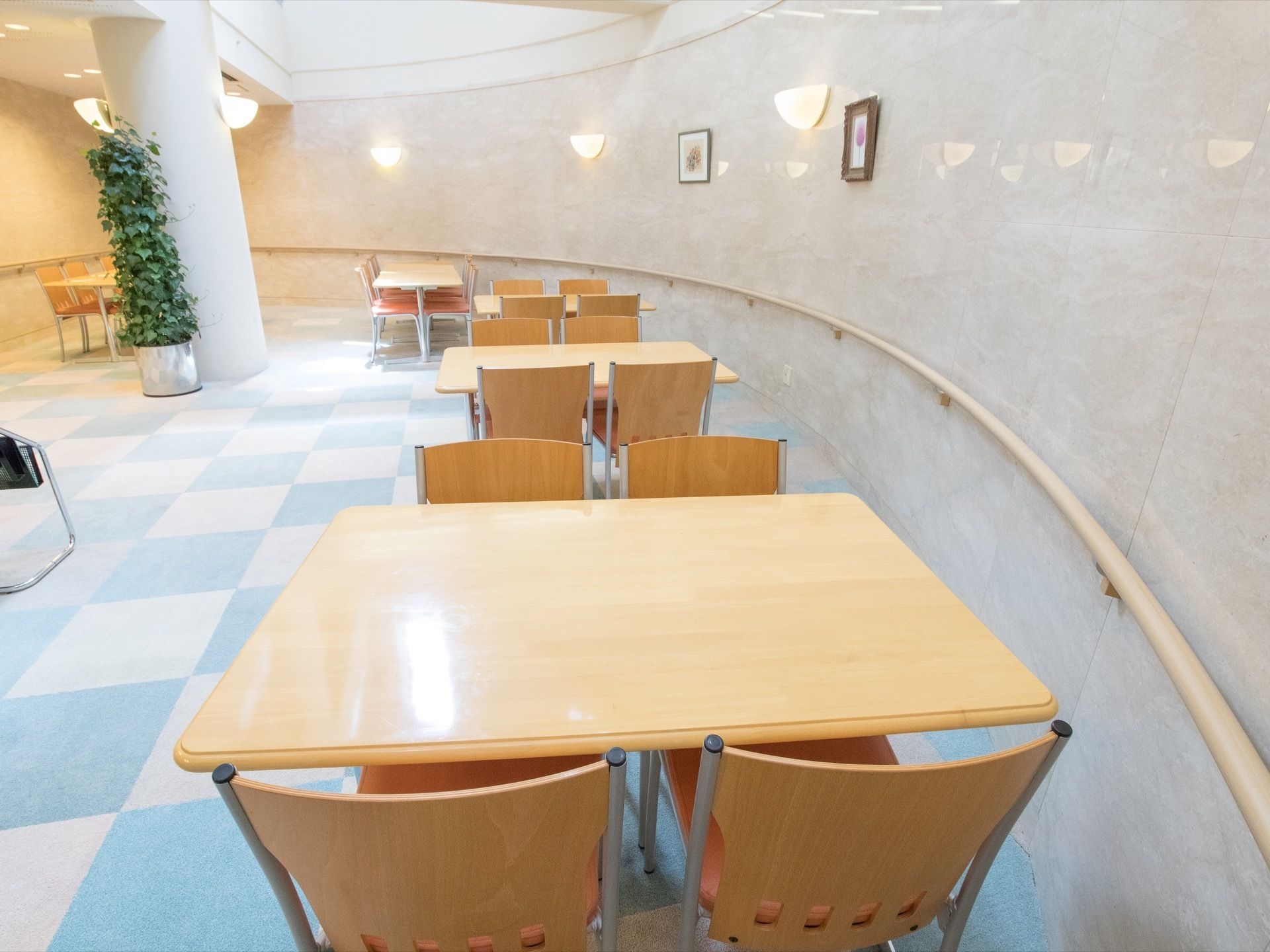 明るい食堂の天井は吹抜けになっており、採光が十分に確保されている。また圧迫感がなく開放的な空間になっている。