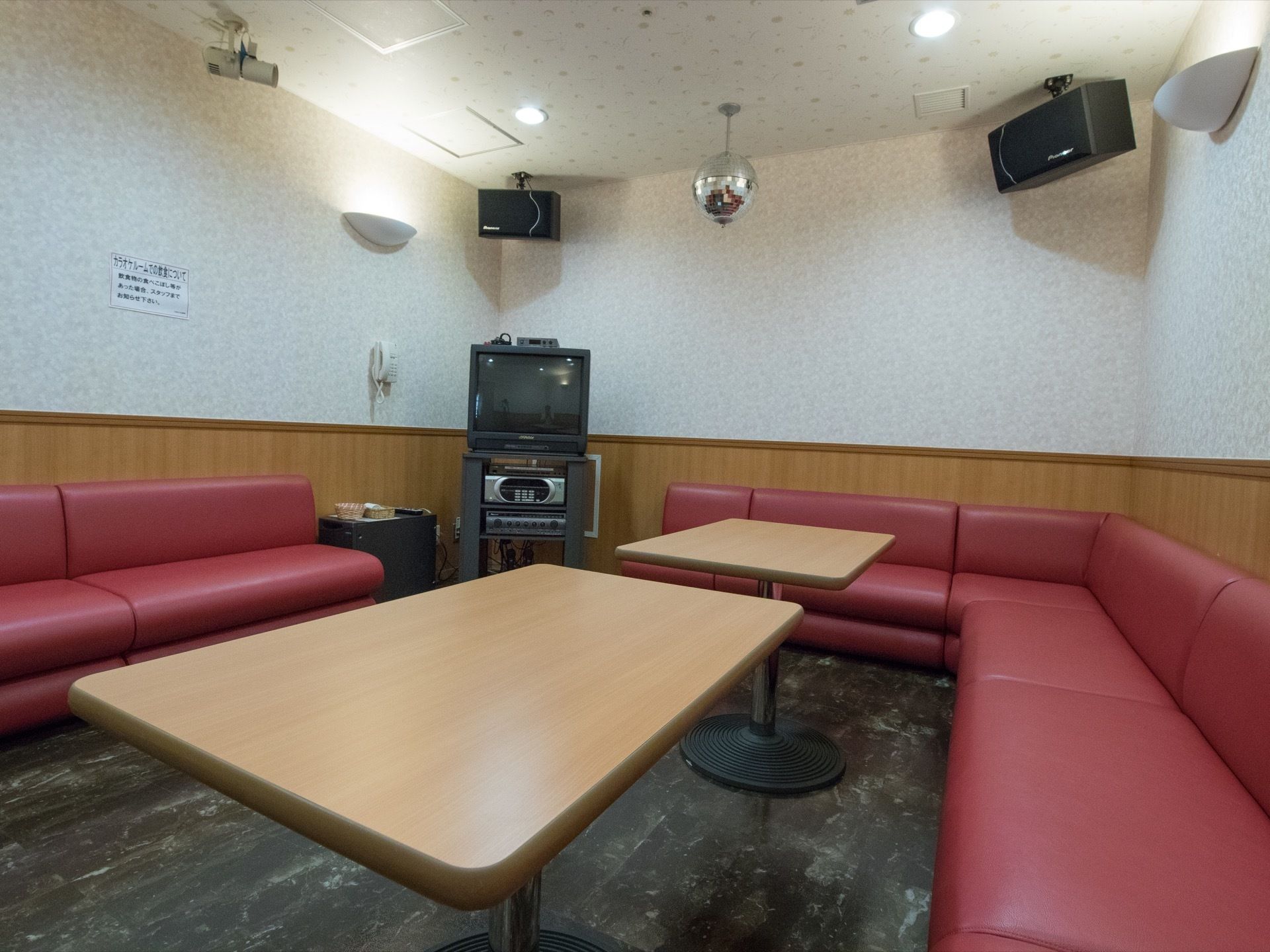 施設には防音設備を備えたカラオケルームが設置されており、入居者様は快適な環境で心置きなく楽しむことができる。