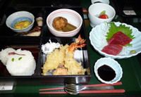 天ぷら盛り合わせと刺身の和食セット