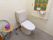 手すり付きのトイレで、手元には呼び出し用のボタンがある。また、もうひとり介護者が入れるほど広く、身体が不自由な方も安心して利用できる。