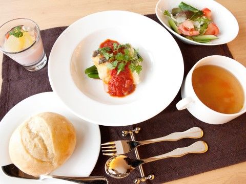 「ツクイサンシャイン杉並」のお食事。栄養バランスの良いお食事を提供している。