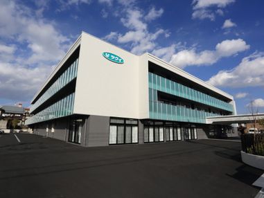 とても大きな建物となっている。窓がたくさんあり、大きい。壁の色は下はグレーで上はホワイトの2色である。