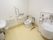 トイレはとても広く様々な設備も揃っており、とても広いスペースにトイレがある。トイレには両側に手すりがついている。