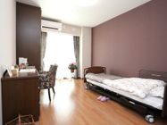 個室にはベッドがある。また、テーブルや椅子も用意されている。さらにはエアコンも設置されている。そして花も飾られている。