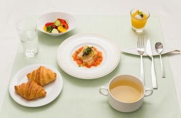 クロワッサンとデザートが付いた洋食のセット