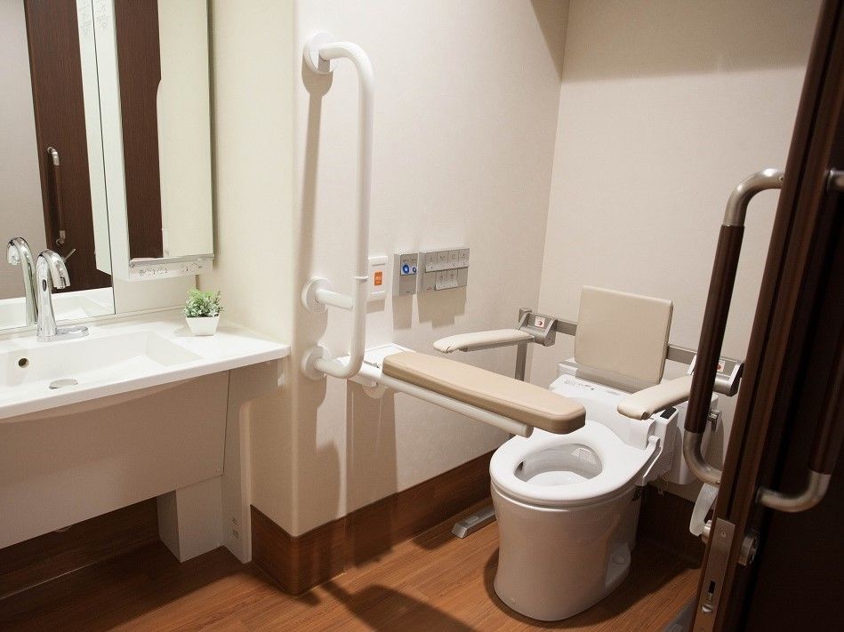 トイレは複数用意されている。トイレの前は広いスペースがあり、観葉植物も置かれている。真っ白の壁である。