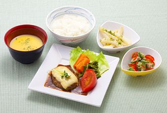 チーズハンバーグとコーンスープとサラダとごはんのセット