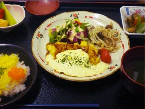 ちらし寿司と洋風プレート、煮物の小鉢が乗っているトレー