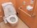 トイレには手すりとナースコールが設置されている。便器の洗浄ボタンは手水のそばについているので、利用しやすい。