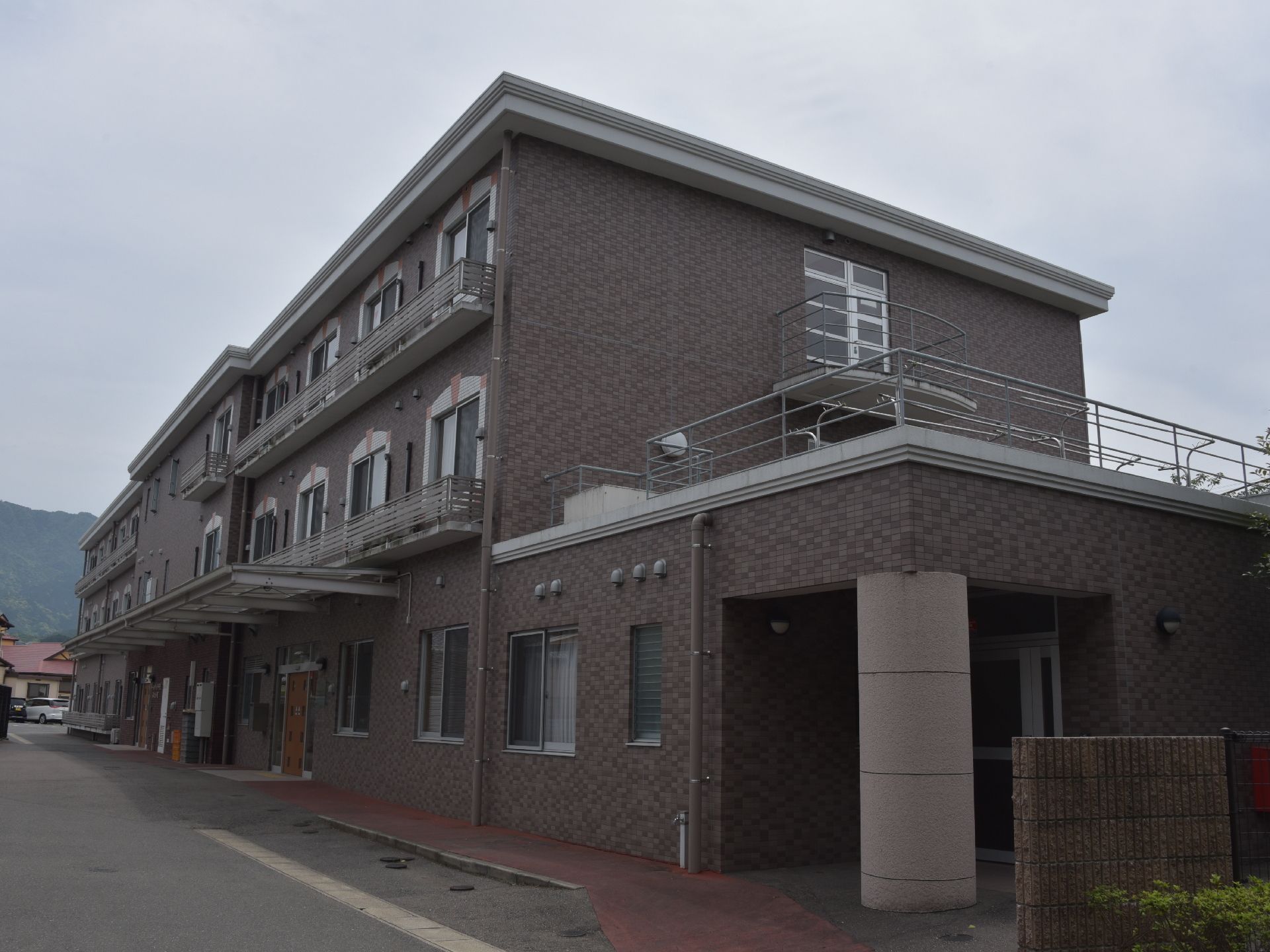 閑静な立地にある施設は、3階建てのモダン建築。建物周辺には十分なスペースがあるので車寄せがよく便利。