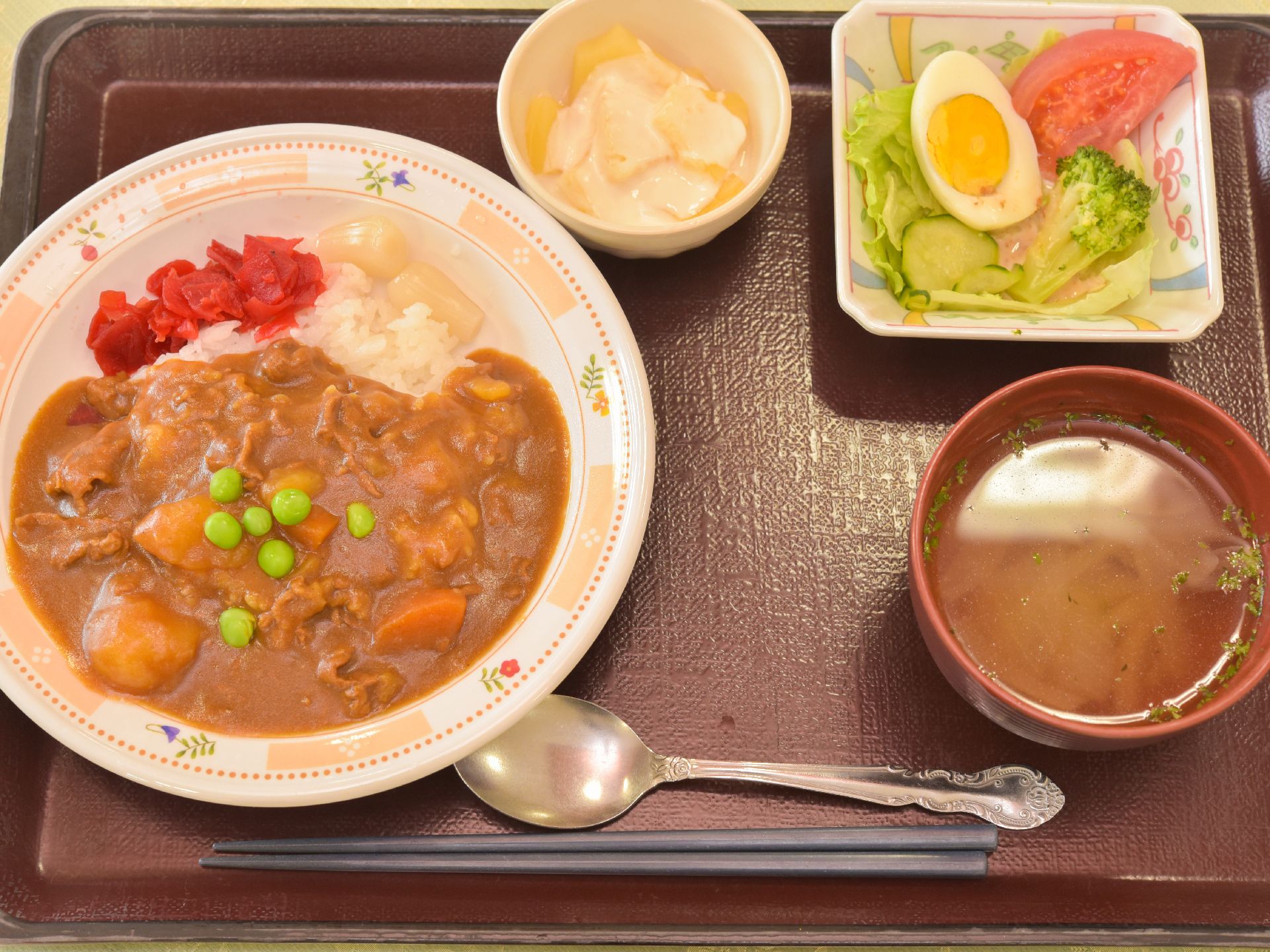 洋食のメニューもあり、やわらかく煮込んだカレーのときには副菜にサラダとスープ、フルーツが付いている。