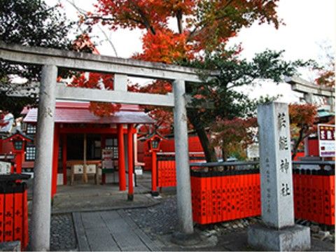 パワースポットとしても知られる、あらゆる願いごとを叶えるとされる神石や、ご祈祷を受けることができる神社があり、いい散策コースとなっている。