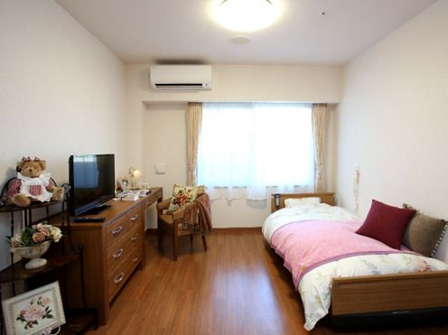 施設の内装は濃いブラウンの建具で落ち着きのある空間となっている。床材にもデザインがあり、洋風な施設の内装になっている。
