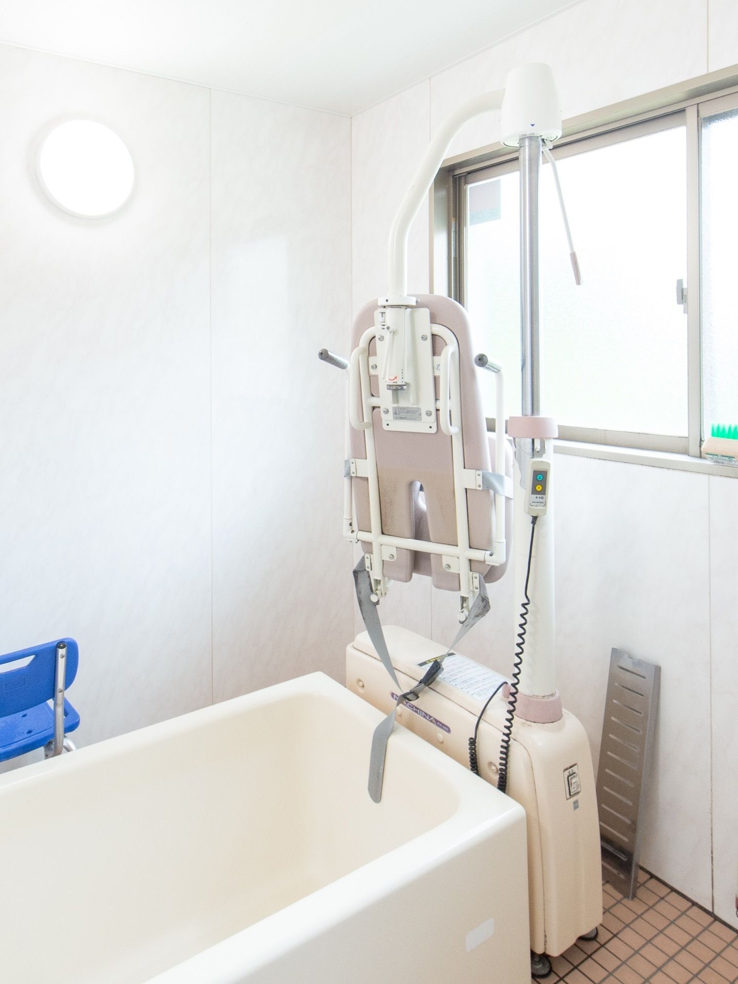 浴室に設置されたリフトは電動で安定した状態で浴槽へと運ぶので、入居者様は安全に入浴介助を受けることができる。