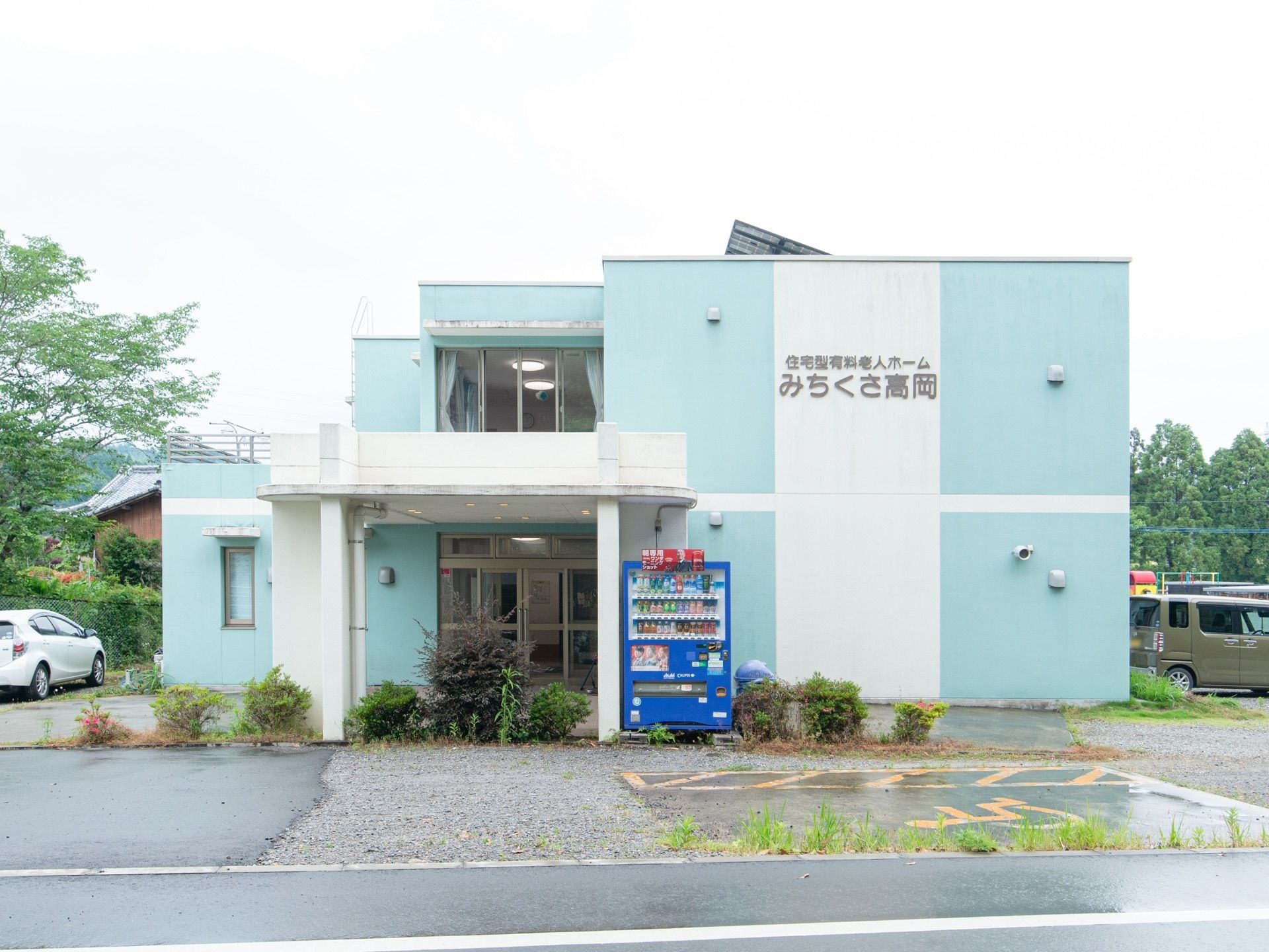 エントランスの横には自動販売機が設置されているので、気分転換に飲み物を片手に外の空気を楽しむことができる。