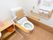 トイレ設置されている温水洗浄便座の機能を利用して、手軽に清潔さを保つことができる。操作はボタンの表示を見れば誰でも簡単に行うことができる。