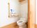 多目的トイレとは別に、通常のトイレも設置されている。白く清潔感のある個室なので、リラックスして利用できる。