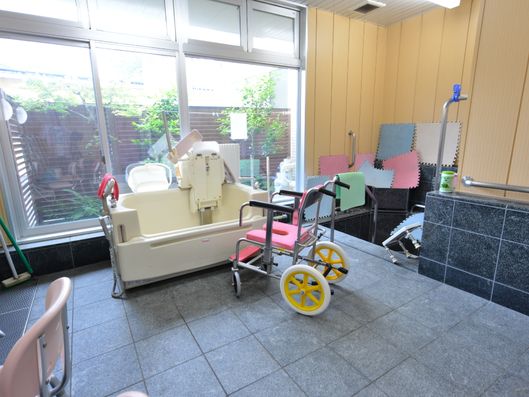 施設内の浴室