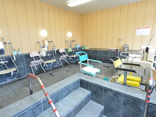 浴槽から浴室内部眺望