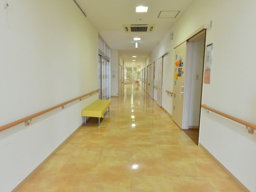 施設内の廊下