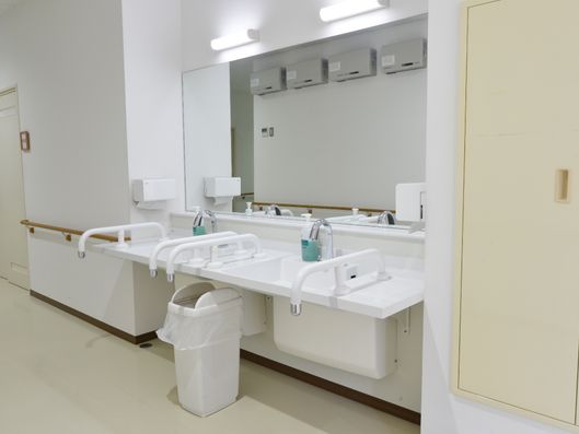 施設内の洗面台