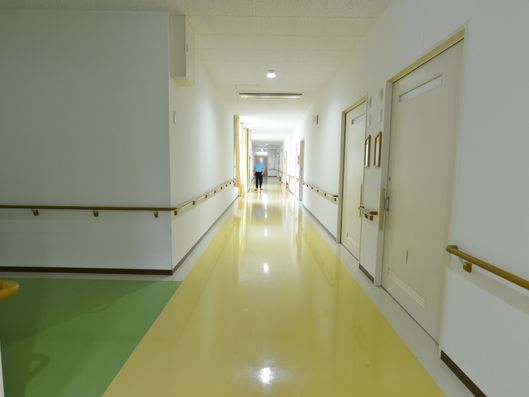 施設内の廊下