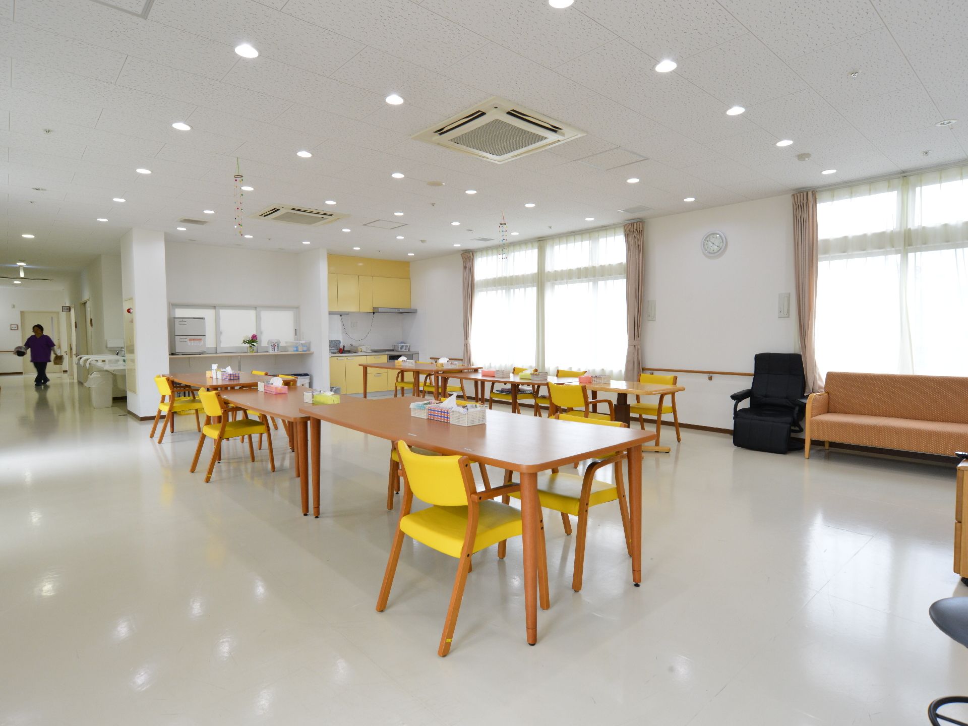 窓から明るい日差しが入ってくる食堂。廊下側の方が中庭。写真奥に見えるのが配膳室で、直接的には調理は行っていない。