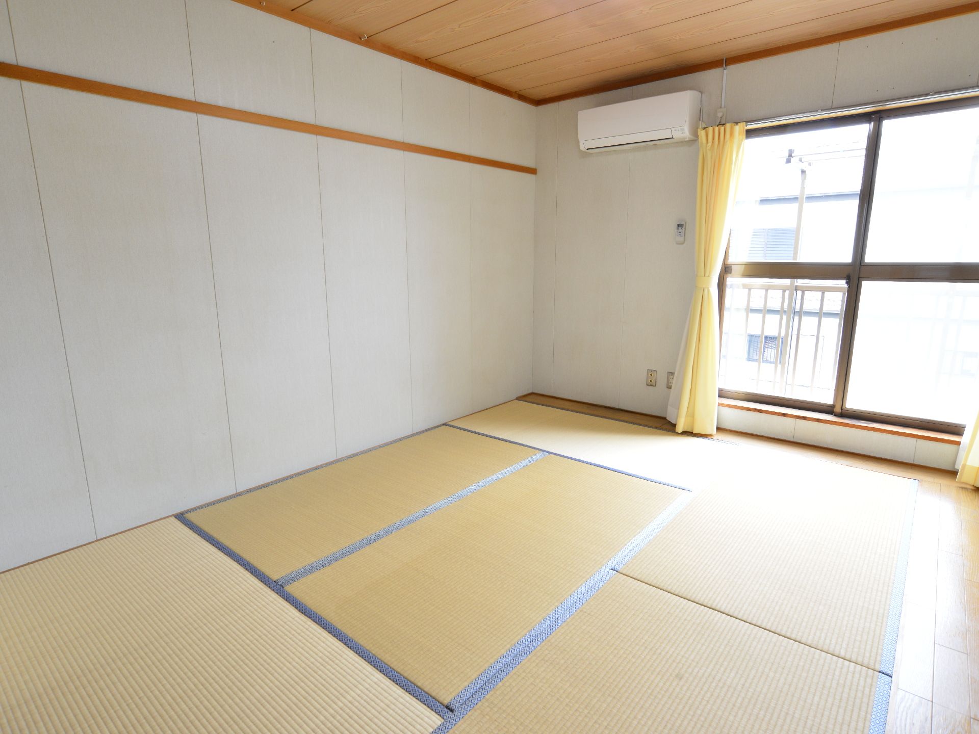 全室個室で冷暖房完備、押入式の収納、ナースコールなども備わっている。介護施設には珍しい畳敷きの和の印象の部屋。