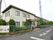 あまり交通量の多くない場所に、シンプルな趣で建っている施設。看板の案内が分りやすい、二階建ての建物。
