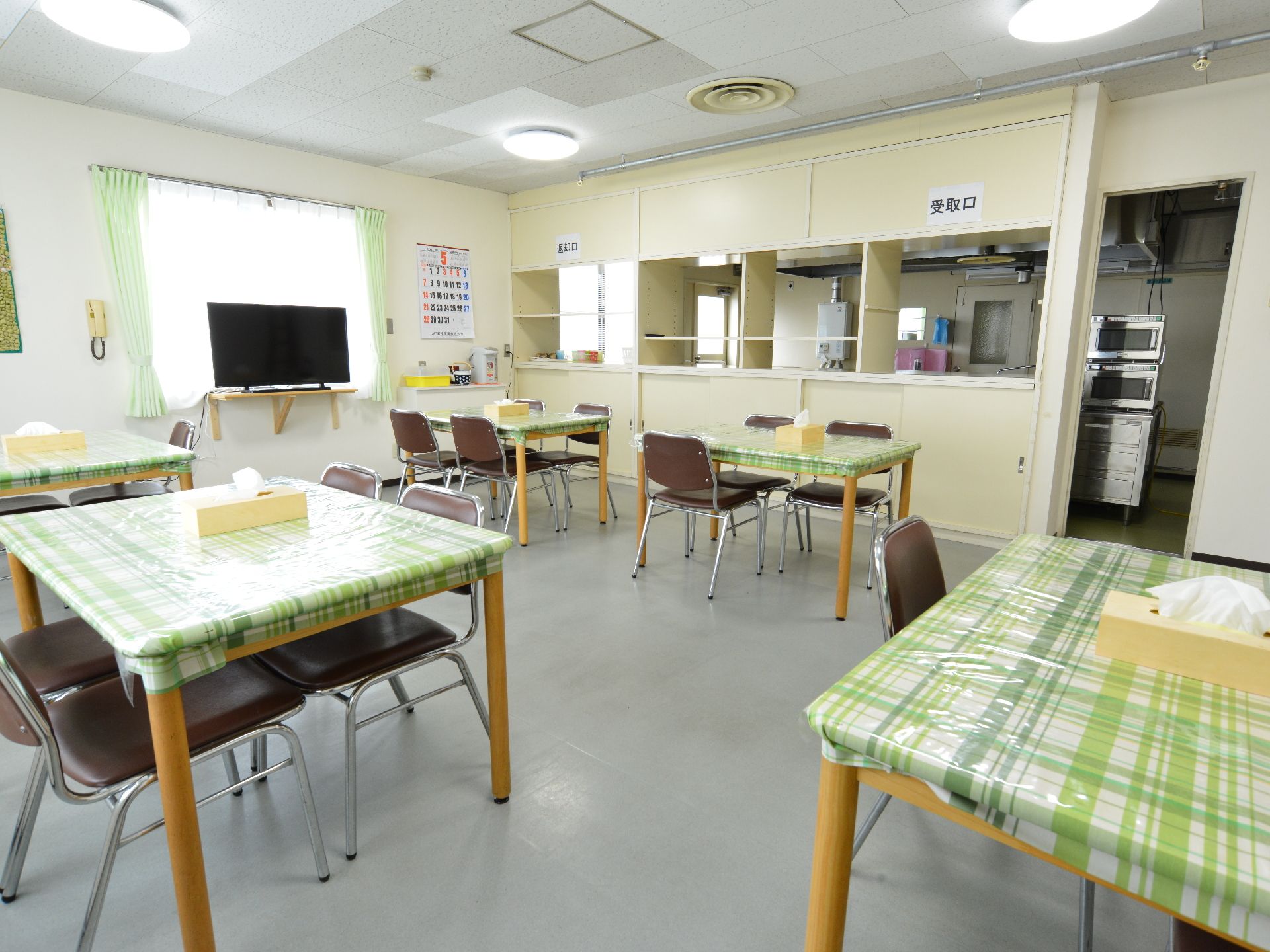 調理室からすぐの食堂は、配膳や片付けが効率良くできるシステムになっている。テレビ等も配置し、居住者の方がくつろいで食事ができる。