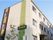 白色を基調とした、シンプルなデザインの３階建ての施設。日当たりが良い立地で、各部屋には窓が付いている。