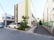 施設の入口へはスロープがあり車椅子ご利用の方や歩行不安な方に利用していただけるように手すりもつけられている。