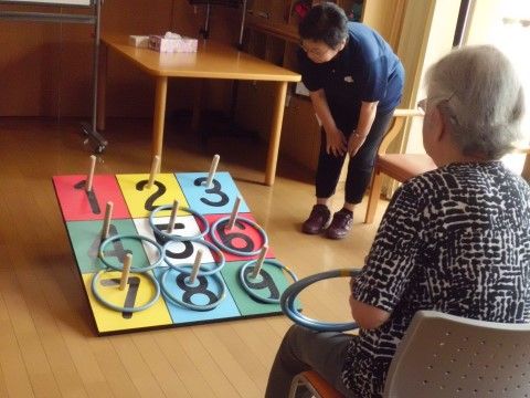 １から９までが書かれたわなげのゲームを楽しんでいる入居者様