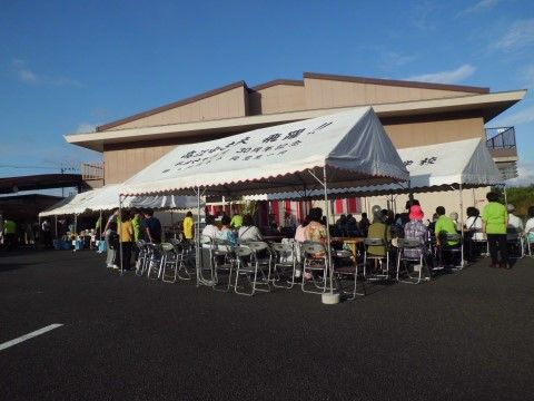 施設の前の駐車スペースに立てられた２台の白いテント