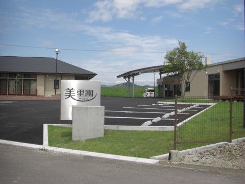 施設の周りには、芝生を植えている場所がある。ウッドデッキに座って、のんびりと外の景色を眺めていただける。