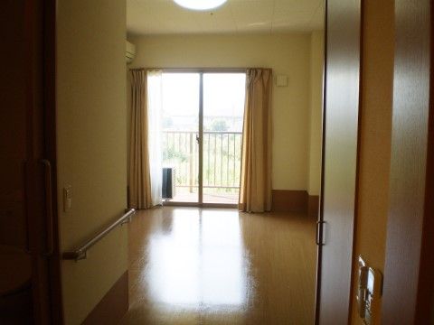 居室はベランダ付きの広い空間となっている。エアコンを設置しているので、快適な温度でお過ごしいただける。