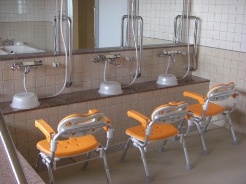浴室は手すりを設置しているので、安全にご利用いただける。壁のタイルは清掃が行き届いており、清潔感がある。