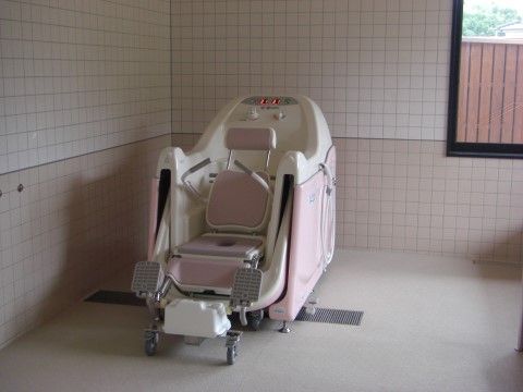 車椅子をご利用の方も安全に入浴していただけるよう、座ったまま入れる浴槽をご用意している。浴室は広いので、開放感を感じられる。