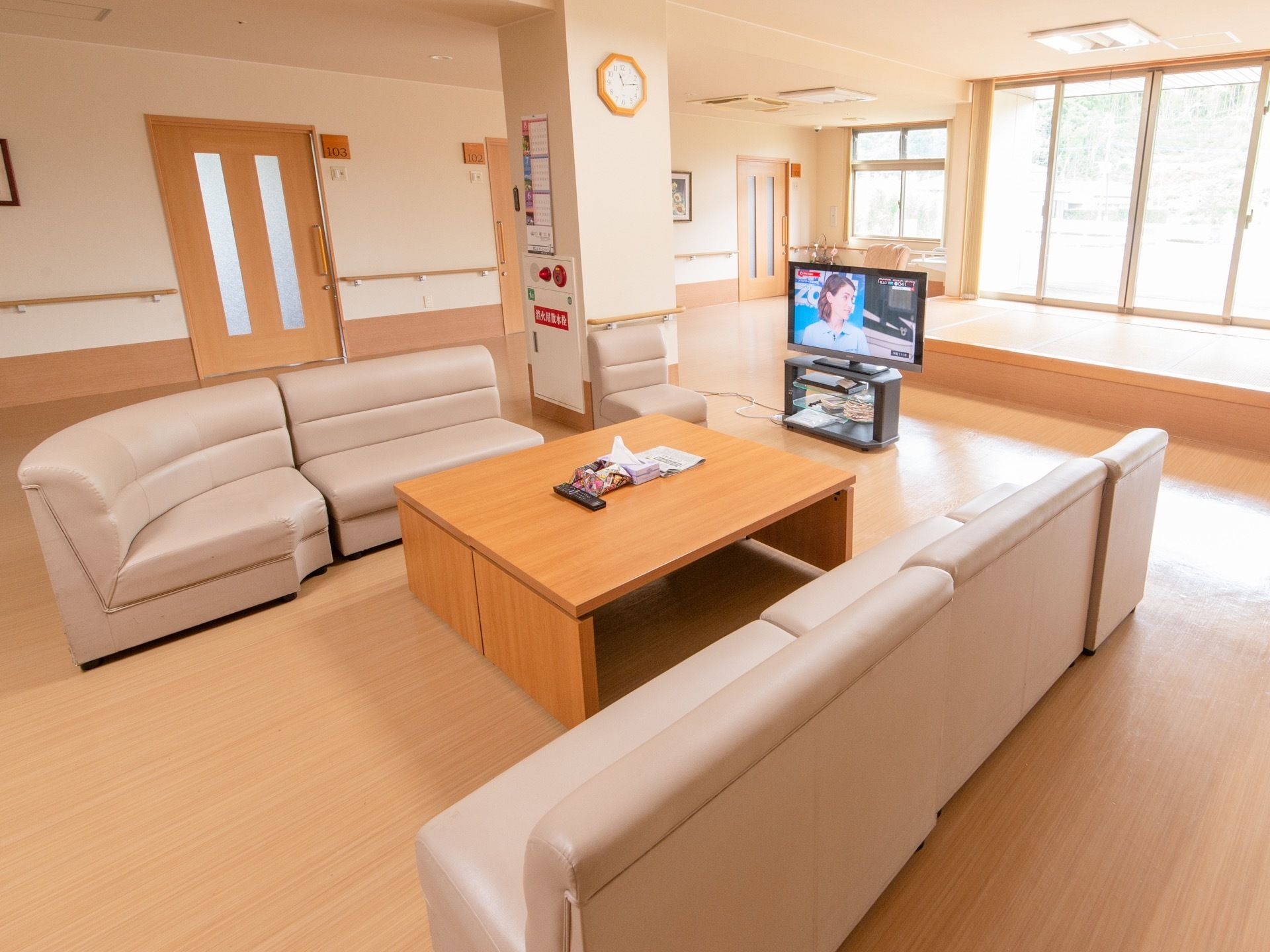 明るく開放的な空間である。液晶テレビやゆったりと座れるソファセットが完備されている。周辺には、手すりや消火設備設置されている。