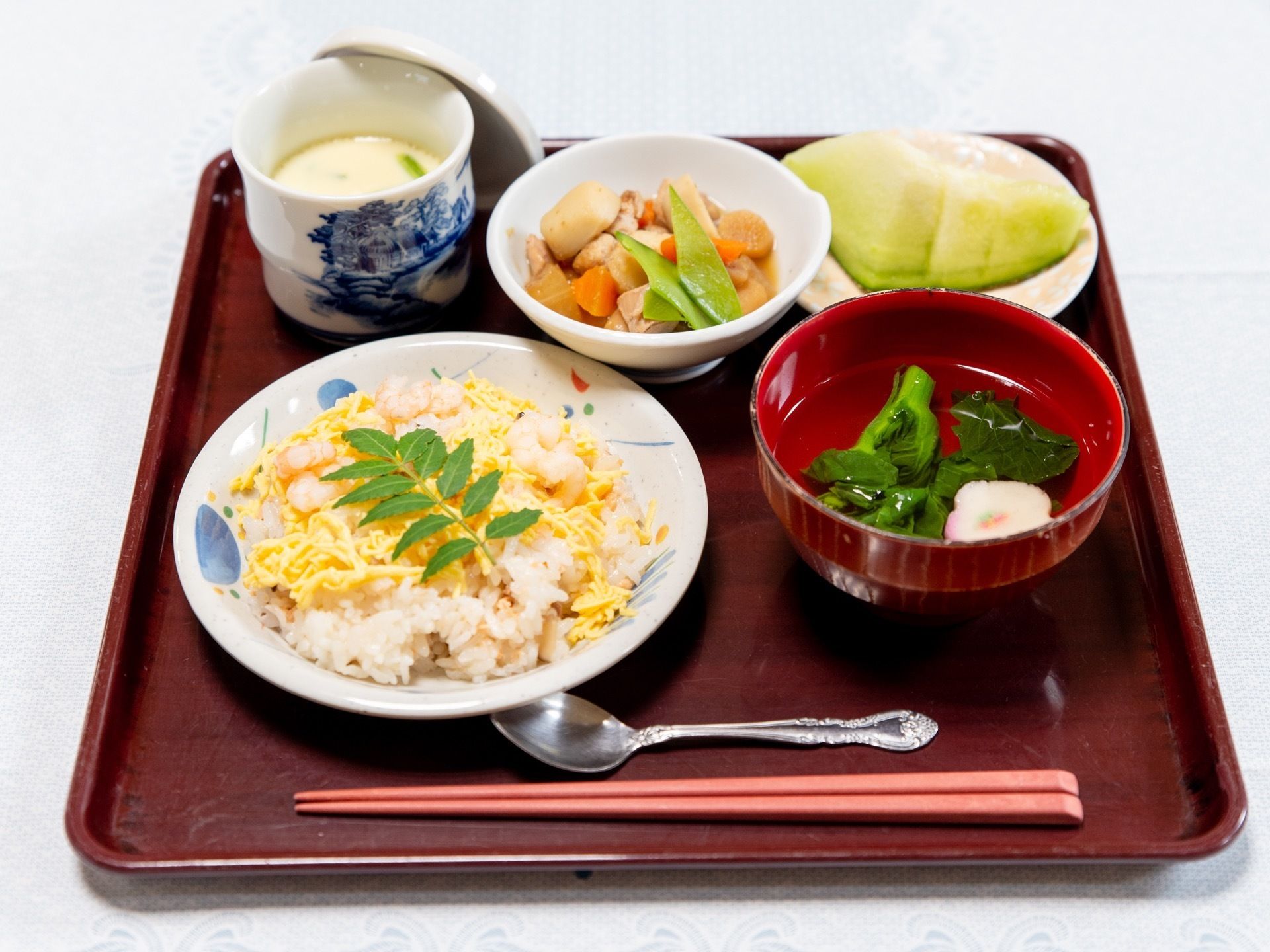 ある日の給食である。ちらし寿司、炊き合わせ、お吸い物、茶わん蒸し、メロンといった栄養バランスの摂れたメニューである。