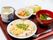 ある日の給食である。ちらし寿司、茶わん蒸し、お吸い物、炊き合わせ、フルーツである。栄養バランスが取れたメニューである。