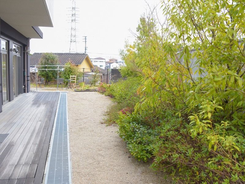 施設の野外には木々が植えられたガーデンスペースがある。また縁側には広々としたウッドデッキが設置されている。