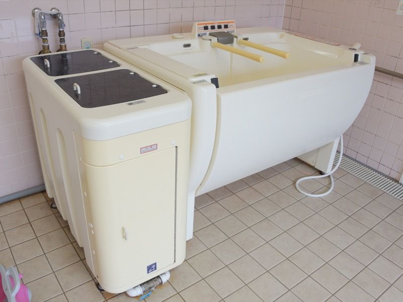 施設内のバスルームには、足の不自由な人でも安心して入浴が可能なように、専用の介護用入浴機器を完備している。