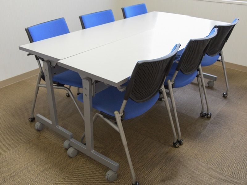 介護の相談や家族との面会といった目的に使える、広々とした多目的ルームを用意している。室内にはテーブルやイスが置かれている。