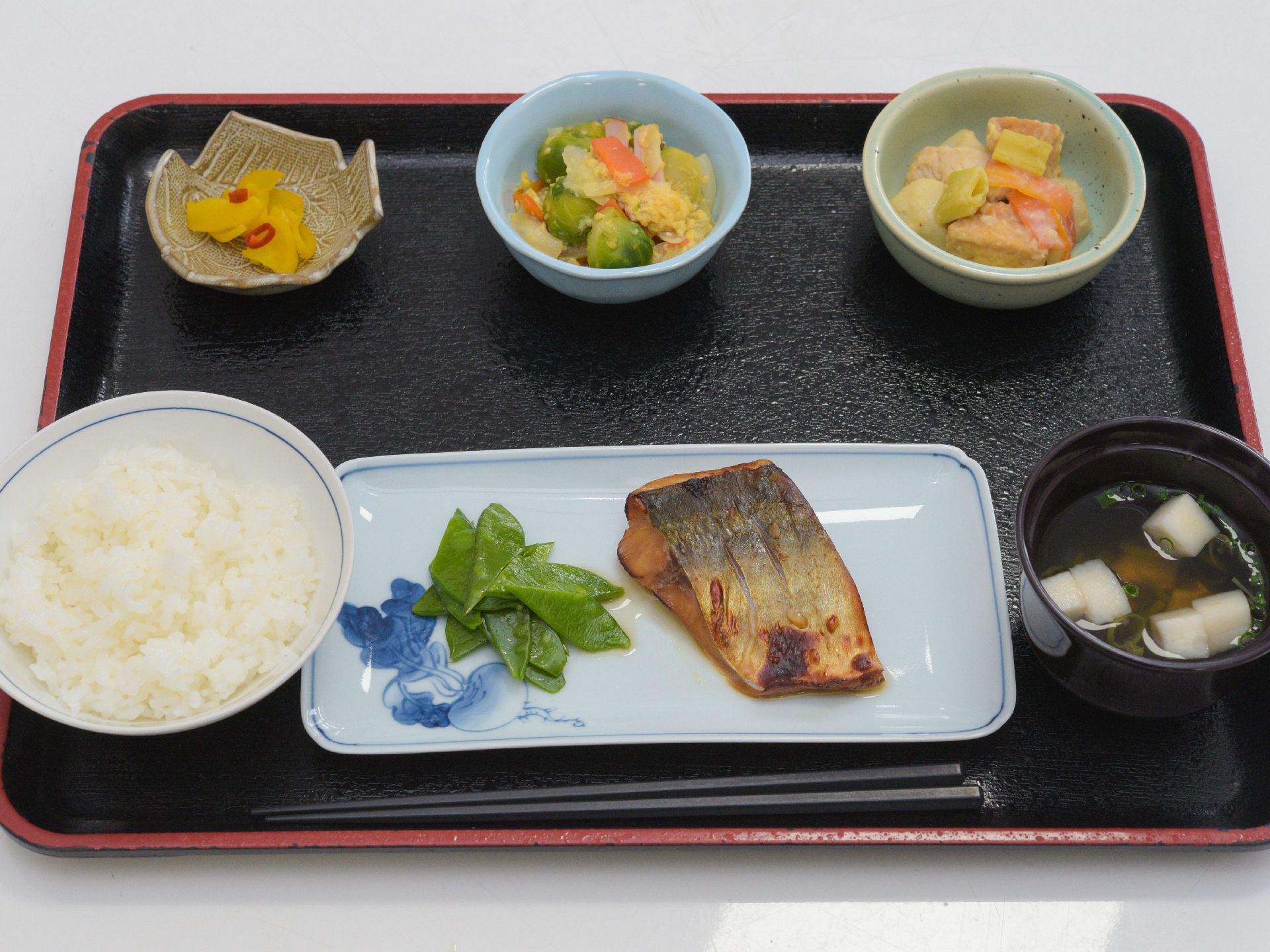 施設で提供されている食事は、専門の調理スタッフが入居者様のために心を込めて手作りしている。そのため個別に減塩メニューなども可能となっている。